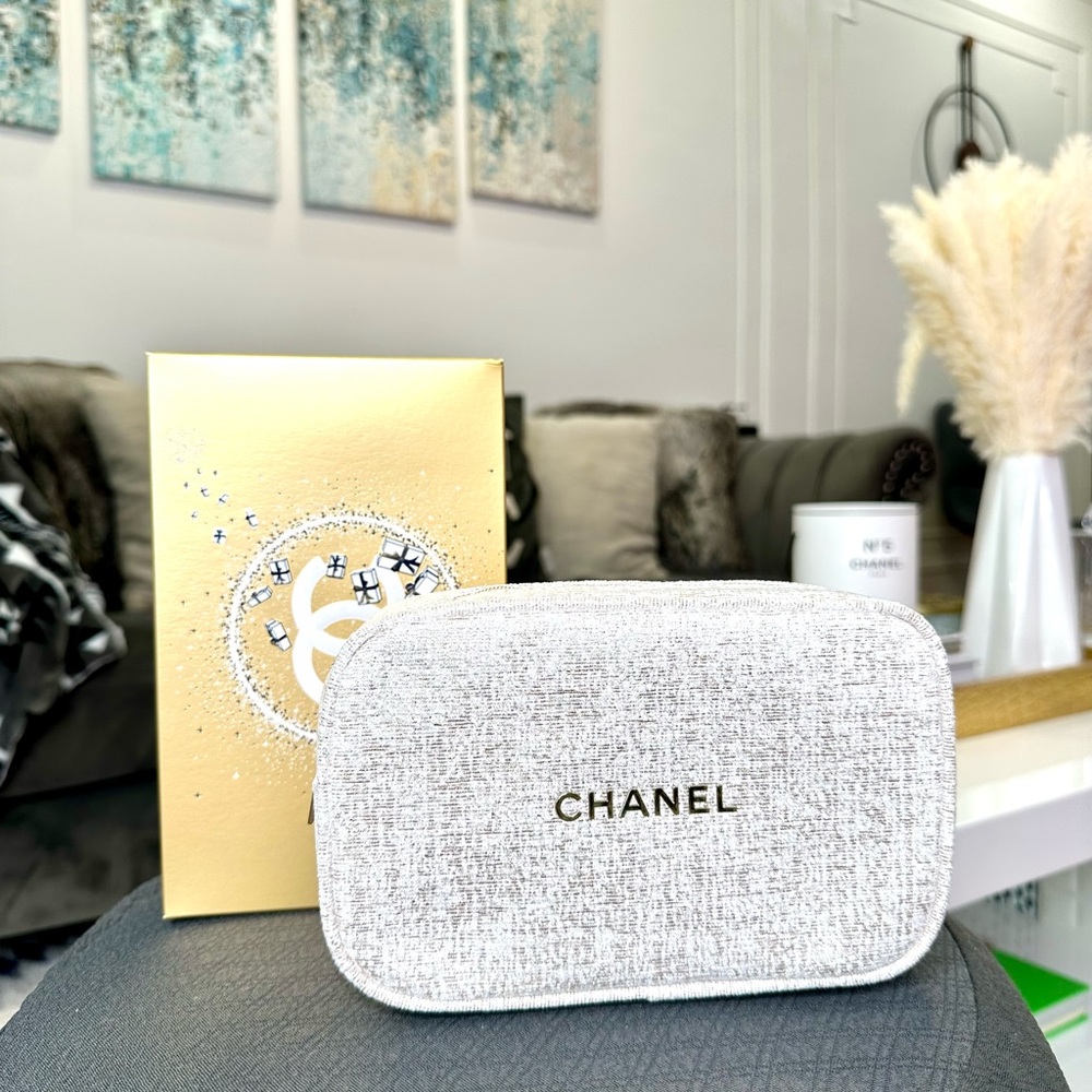 CHANEL white&gold Pouch